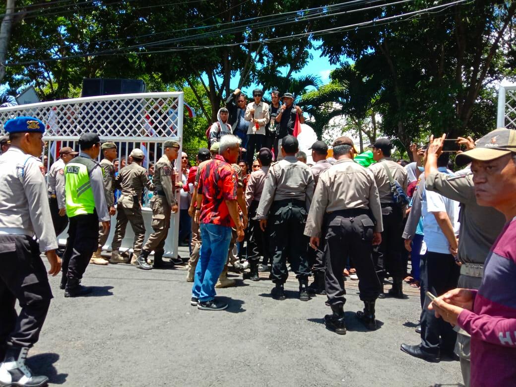 Saat Hearing Demontran Sedikit Memanas Di Gedung DPRD TK II Banyuwangi