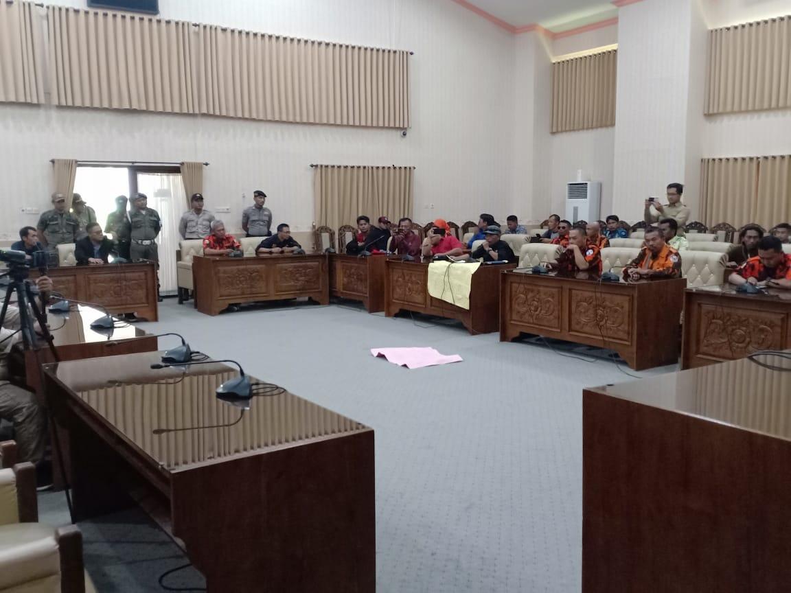 Saat Hearing Demontran Sedikit Memanas Di Gedung DPRD TK II Banyuwangi