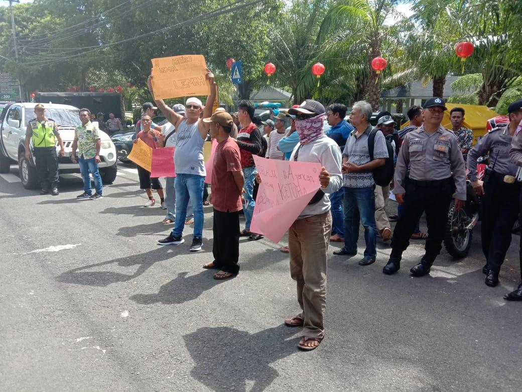 Saat Hearing Demontran Sedikit Memanas Di Gedung DPRD TK II Banyuwangi