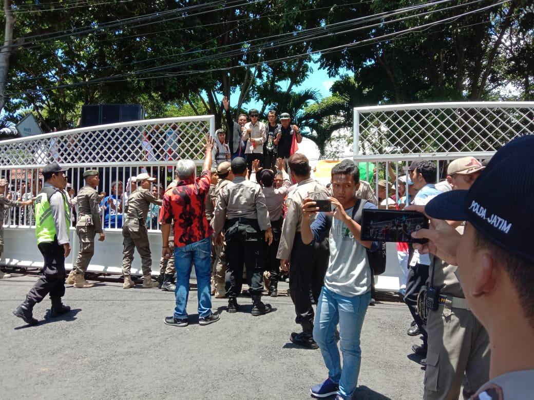 Saat Hearing Demontran Sedikit Memanas Di Gedung DPRD TK II Banyuwangi