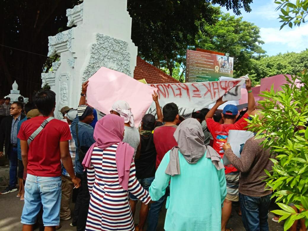 Saat Hearing Demontran Sedikit Memanas Di Gedung DPRD TK II Banyuwangi