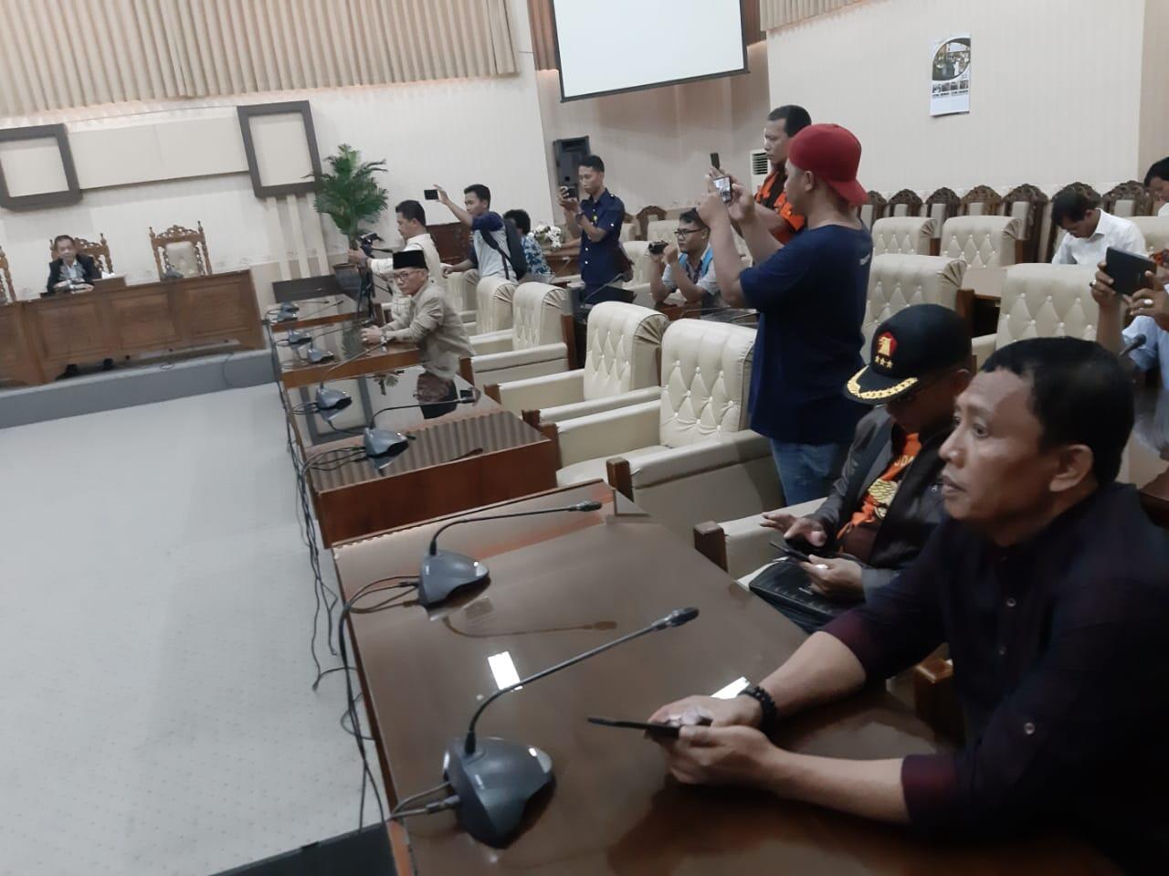 Saat Hearing Demontran Sedikit Memanas Di Gedung DPRD TK II Banyuwangi