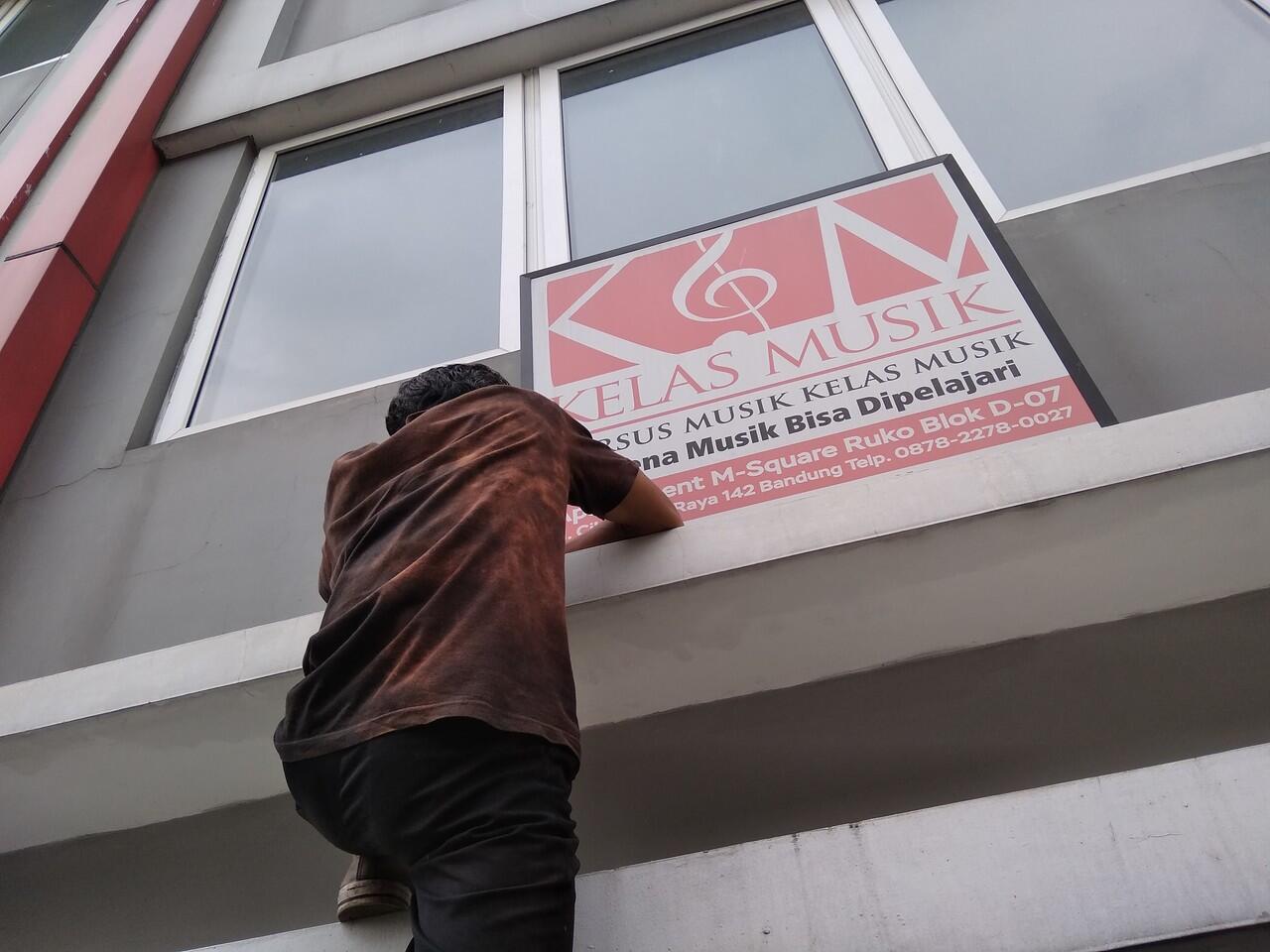 Advertaising ( huruf timbul, neon box, sendbox, bill board) di Bandung