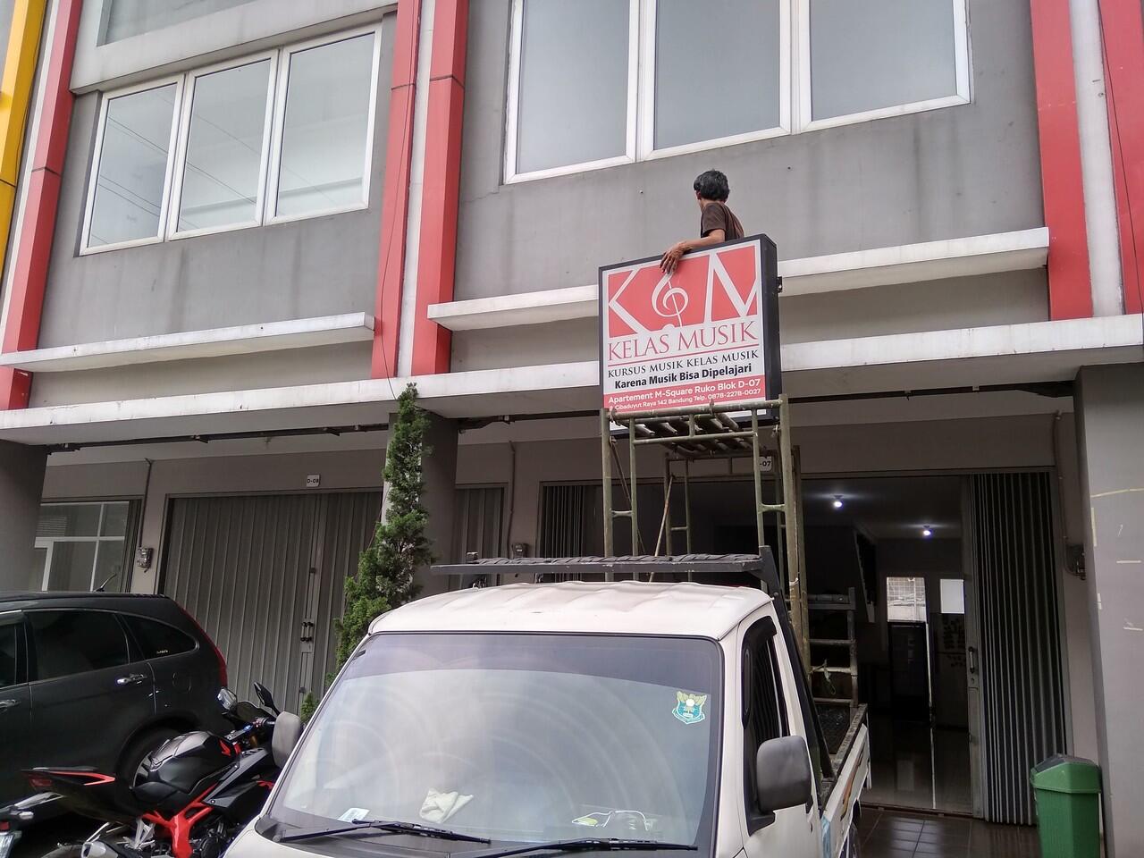 Advertaising ( huruf timbul, neon box, sendbox, bill board) di Bandung