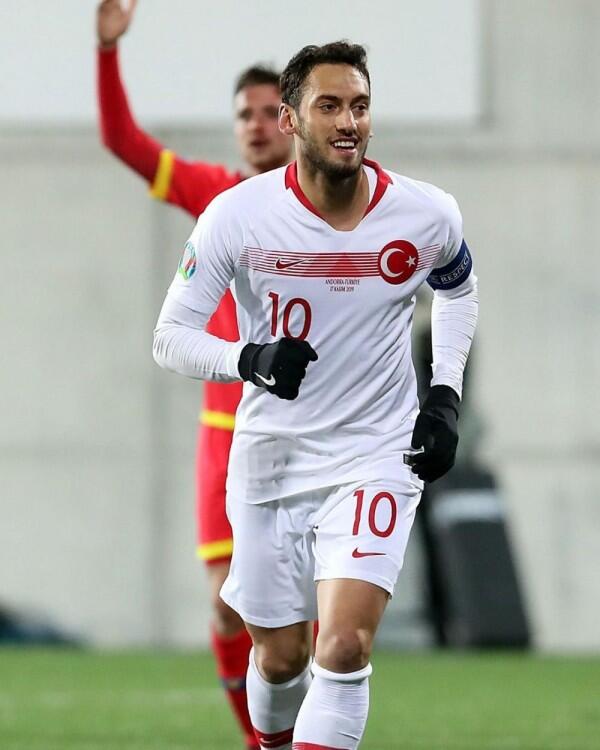 10 Pesona Bintang Turki dan AC Milan, Hakan Calhanoglu