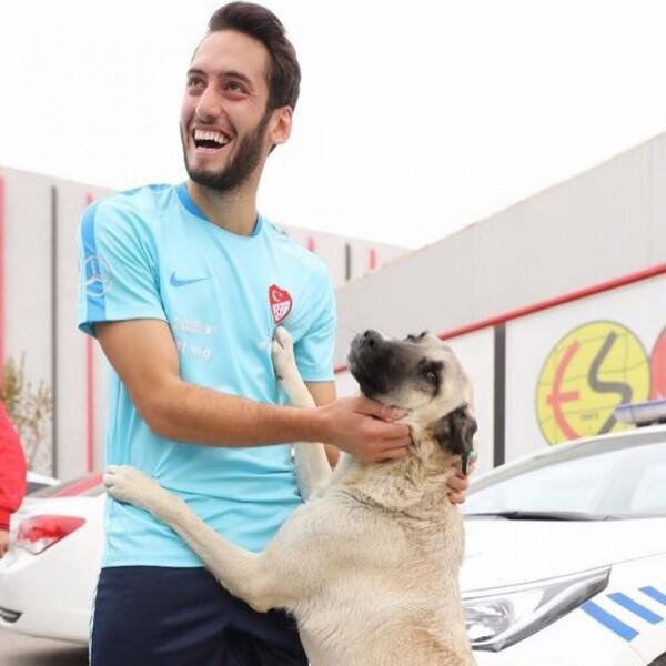 10 Pesona Bintang Turki dan AC Milan, Hakan Calhanoglu