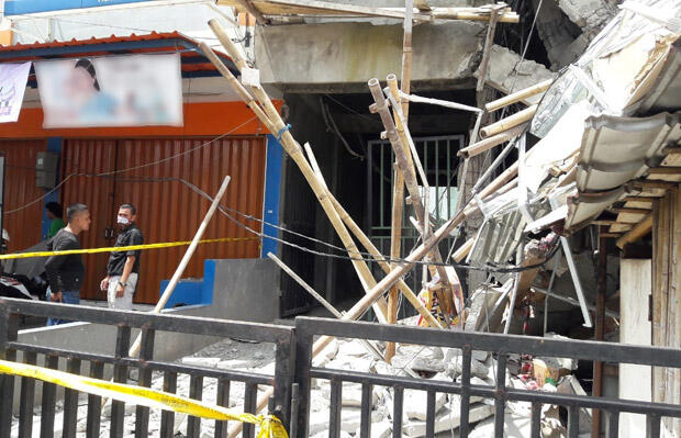 Bangunan Tiga Tingkat Roboh di Matraman, Timpa Toko Kelontong