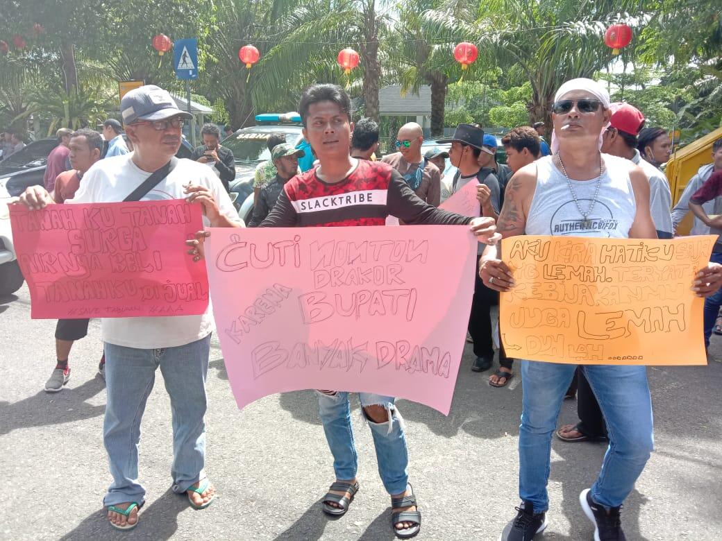 Saat Hearing Demontran Sedikit Memanas Di Gedung DPRD TK II Banyuwangi