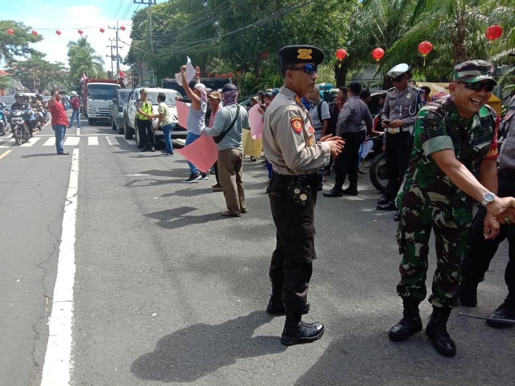 Saat Hearing Demontran Sedikit Memanas Di Gedung DPRD TK II Banyuwangi