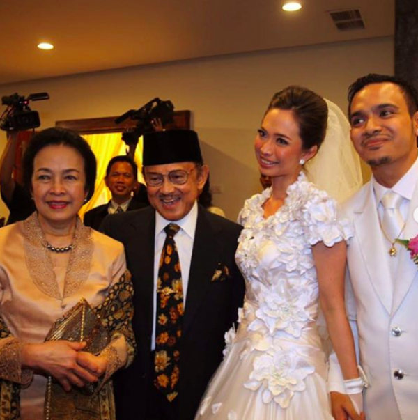 Satu Dekade Menikah, 10 Potret Kemesraan Verlita Evelyn dan Ivan Saba