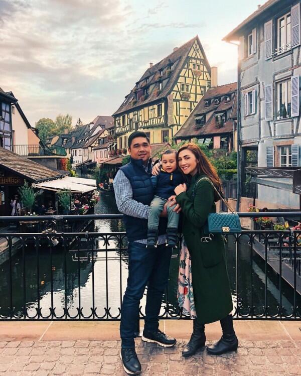 10 Potret Harmonis Keluarga Presenter Natasha Desiree, 8 Tahun Menikah