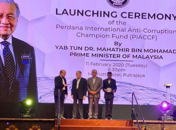 PM Mahathir Berikan Penghargaan Antikorupsi Bagi Novel Baswedan