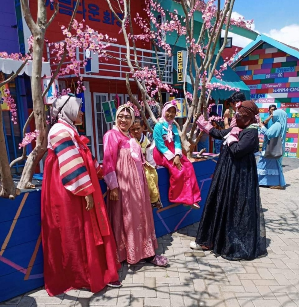 Hanbok, Busana Tradisional Korea yang Mendunia. Inilah Arti Warnanya!