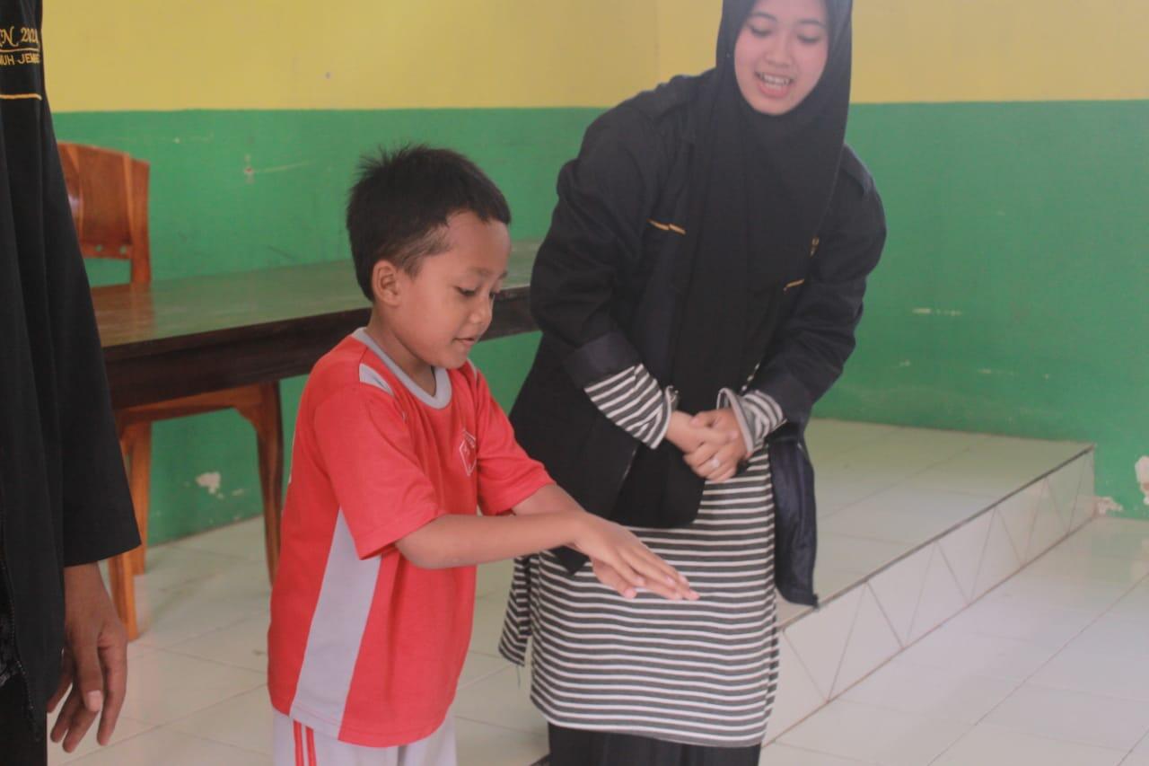 Mahasiswa UM Jember Berikan Edukasi Personal Hygiene Pada Siswa SD Desa Sukokerto
