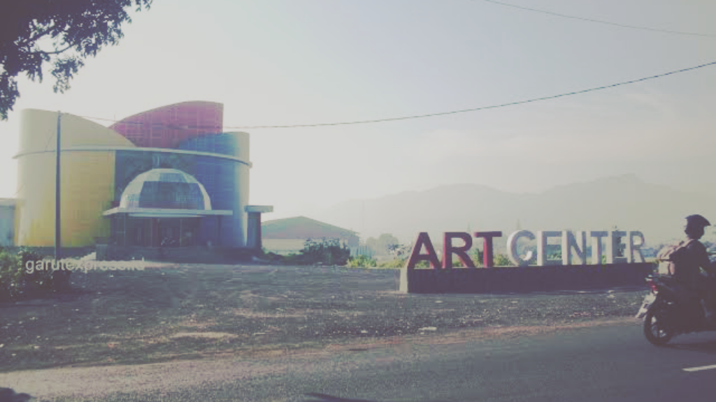 Bahas eksistensi Seni Rupa di Garut.