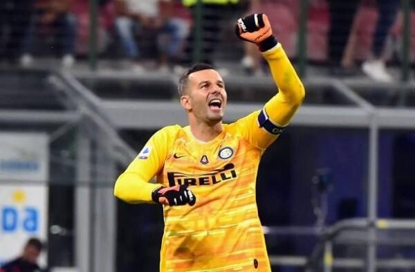 Handanovic Alami Cedera, Inter Milan Pilih Viviano Sebagai Pengganti