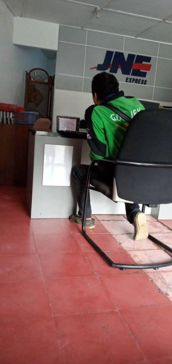Pemesan Keburu Naik Pesawat, Aksi Tanggung Jawab Ojol Ini Tuai Pujian