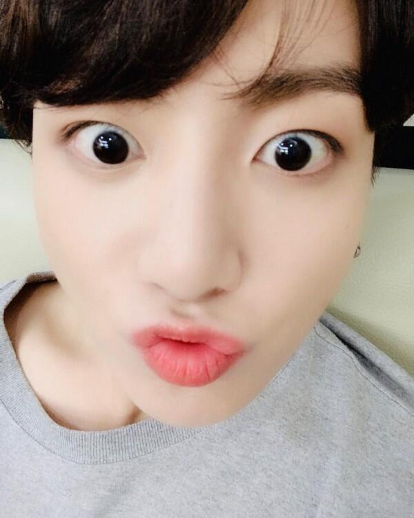 9 Pesona Jungkook BTS Saat Menampilkan Pouty Lips, Gemas Maksimal!