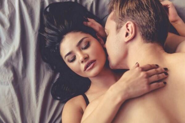 7 Penjelasan Kenapa Bercinta Bisa Hilangkan Stres yang Melanda