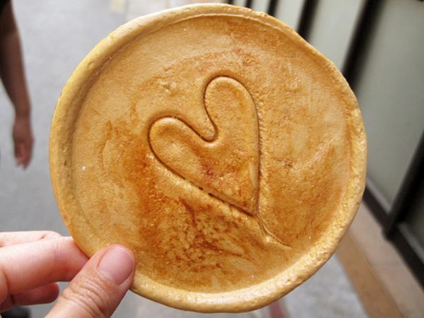 Merayakan Hari Valentine dengan Permen Bbopki, Manis Imut Jalanan Korea Selatan!