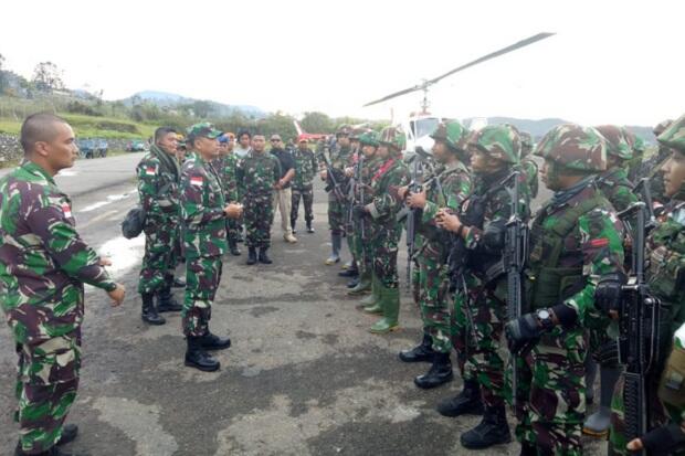 1 SST Pasukan Kodam XVII/ Cenderawasih Capai Titik Jatuhnya Heli MI 17