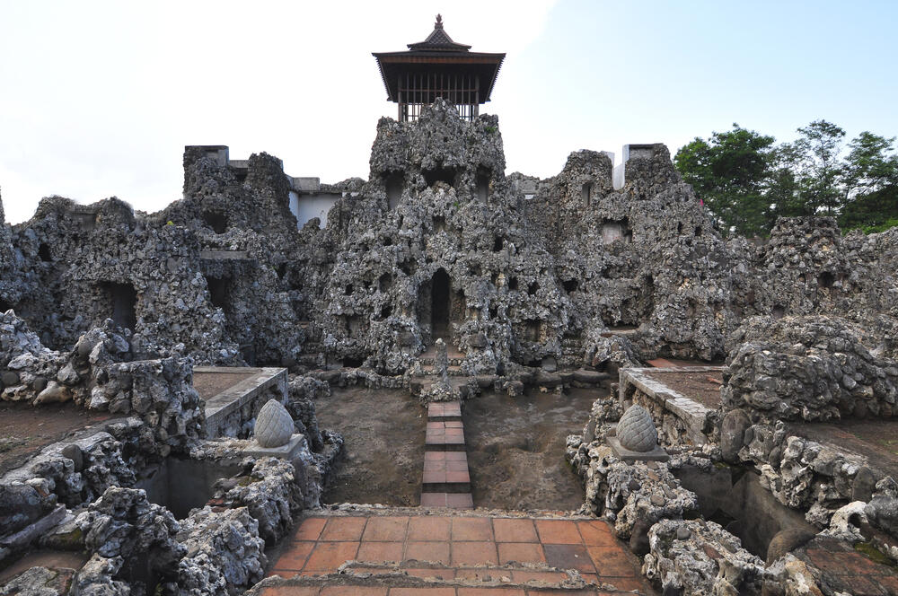 Pelajaran dari Tempat Semedi dan Monyet di Cirebon