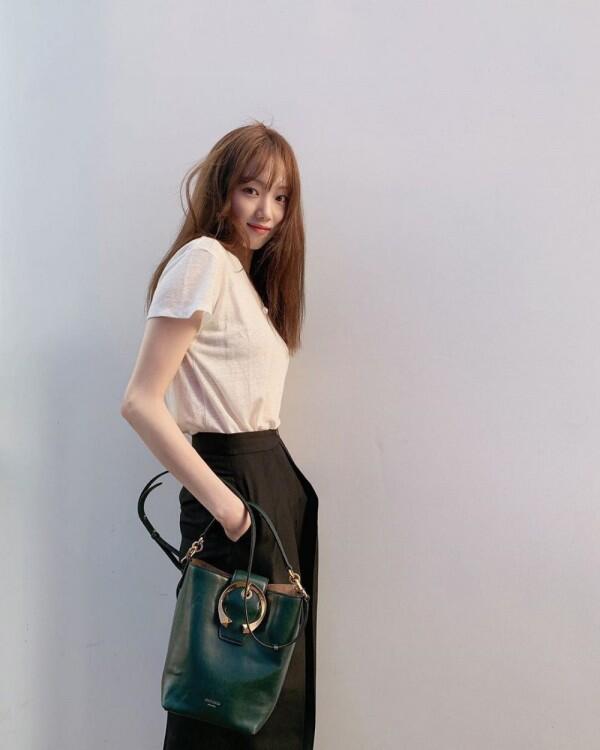10 Referensi Style Kasual ala Lee Sung Kyung, Effortless Banget!