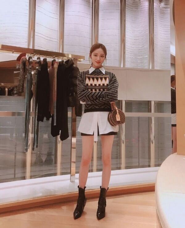 10 Referensi Style Kasual ala Lee Sung Kyung, Effortless Banget!