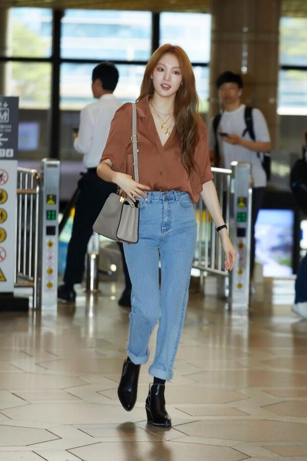 10 Referensi Style Kasual ala Lee Sung Kyung, Effortless Banget!