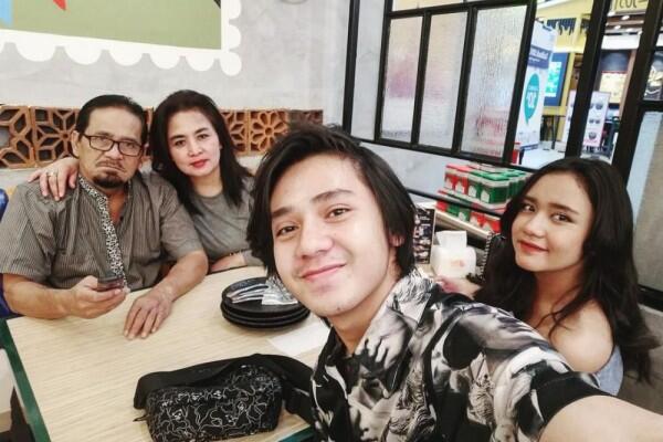 Panutan Warganet, Intip 10 Potret Keseruan Arbani Yasiz dan Keluarga!
