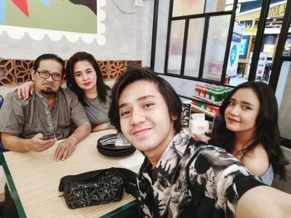 Panutan Warganet, Intip 10 Potret Keseruan Arbani Yasiz dan Keluarga!