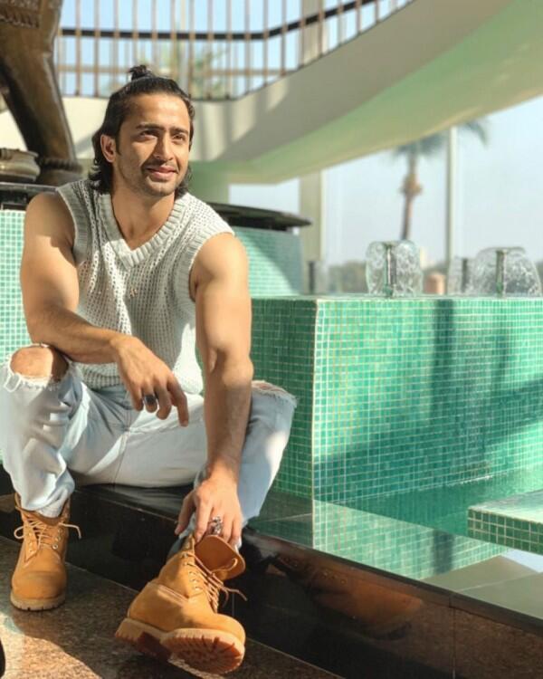 10 Gaya Fashion Shaheer Sheikh, Aktor India yang Populer di Indonesia