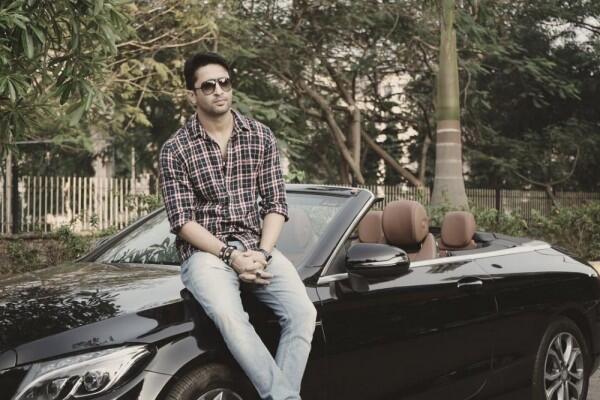 10 Gaya Fashion Shaheer Sheikh, Aktor India yang Populer di Indonesia