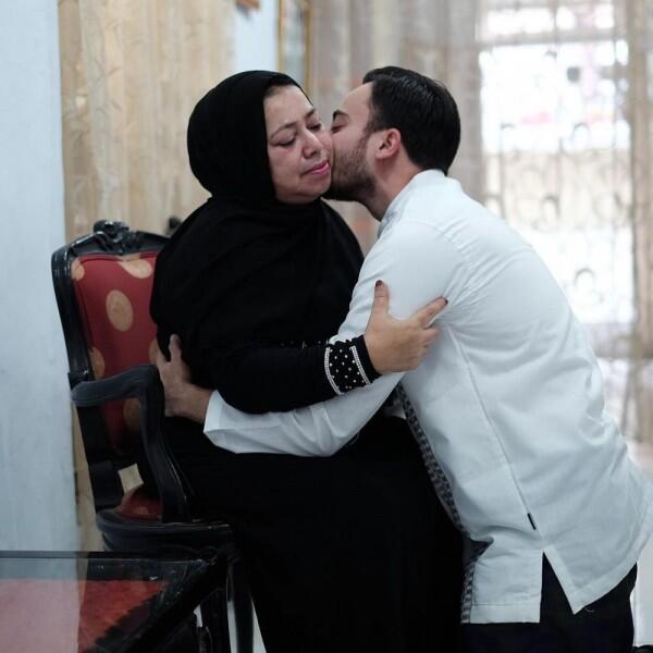 Family Man, Intip 10 Potret Hangat Irvan Farhad & Sang Mama!