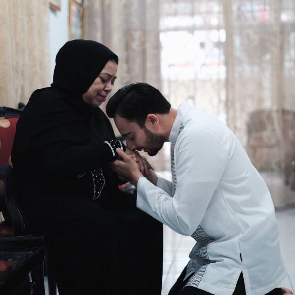 Family Man, Intip 10 Potret Hangat Irvan Farhad & Sang Mama!