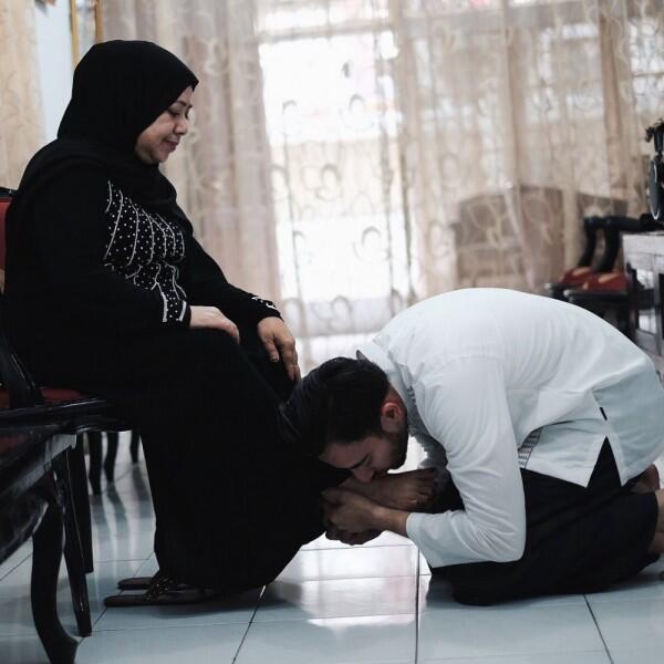 Family Man, Intip 10 Potret Hangat Irvan Farhad & Sang Mama!