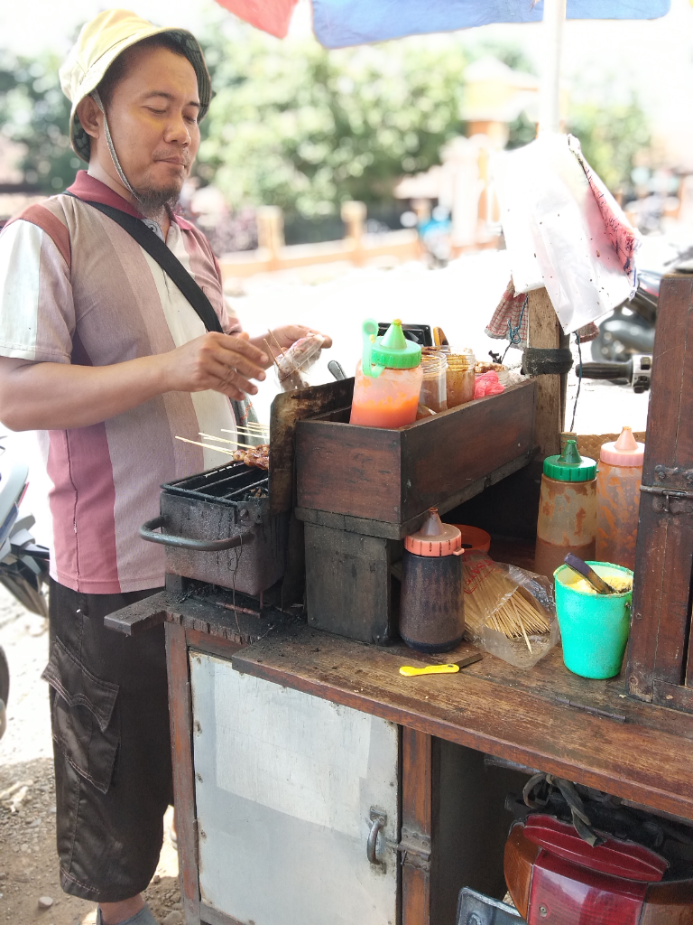 Omset Pedagang Bakso Bakar Keliling Ini Luar Biasa, Bisa ...