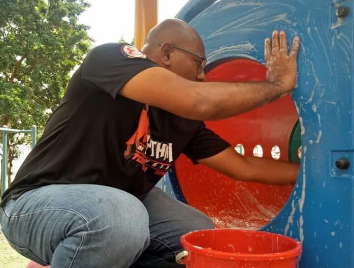 Pria Ini Sukarela Cuci Mainan di Taman Bermain Agar Anak-anak Bebas dari Corona