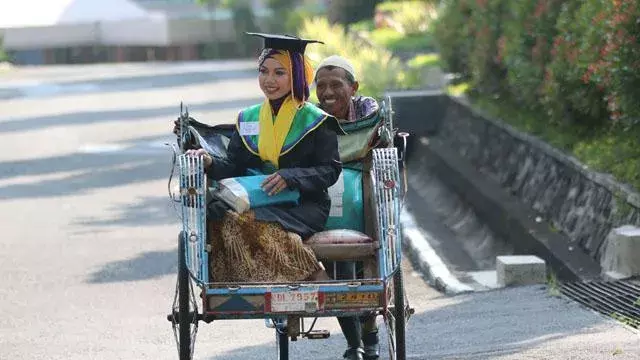 Ingat Raeni Anak Tukang Becak Yang Viral 2014 Lalu? Kini Ia Tempuh S3 di Inggirs