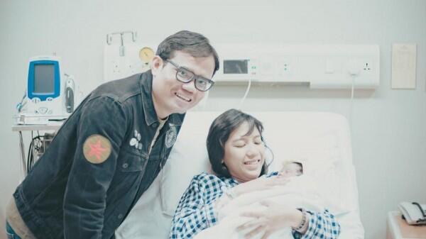 Jarang Disorot, 10 Potret Keluarga Kecil Soleh Solihun yang Harmonis!