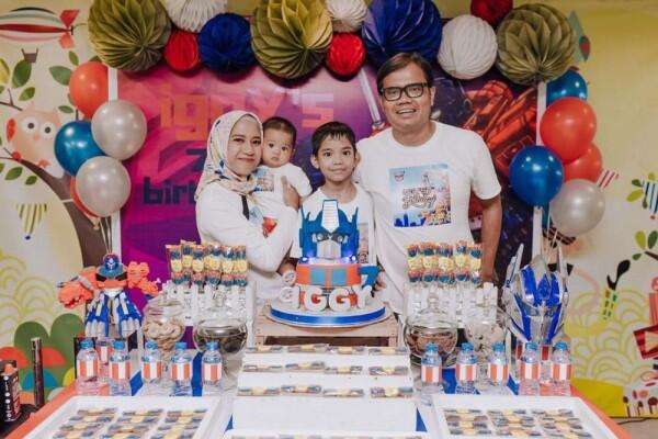 Jarang Disorot, 10 Potret Keluarga Kecil Soleh Solihun yang Harmonis!