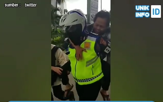 Aksi Heroik Anggota Sat Lantas Gendong Orang Serangan Jantung, Tuai Banyak Pujian!