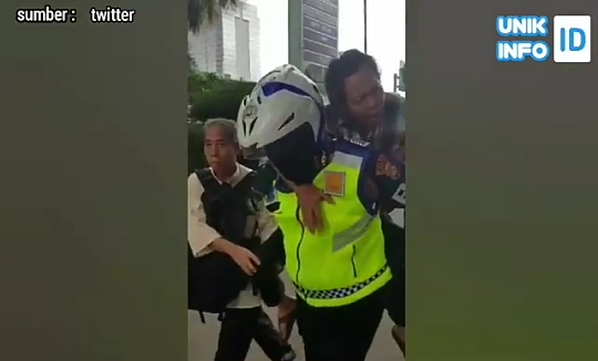 Aksi Heroik Anggota Sat Lantas Gendong Orang Serangan Jantung, Tuai Banyak Pujian!