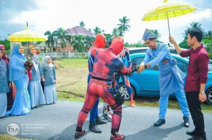 Antar Adik Perempuan Bungsu Nikah, Para Abang Gunakan Cosplay Superhero, Asli Keren!