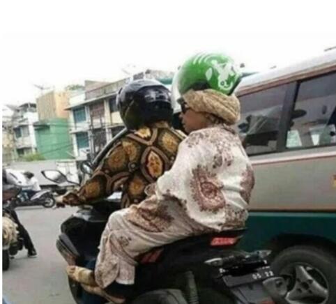 10 Potret Penumpang Ojol yang Bikin Ngakak