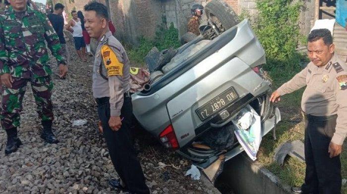VIRAL Video Pengendara Mobil Bersimpuh, Selamat dari Hantaman Kereta Api di Kalijambe
