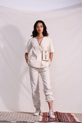 Tetap Tampil Stylish dengan Menggunakan Tas Selempang Simpel Ini!