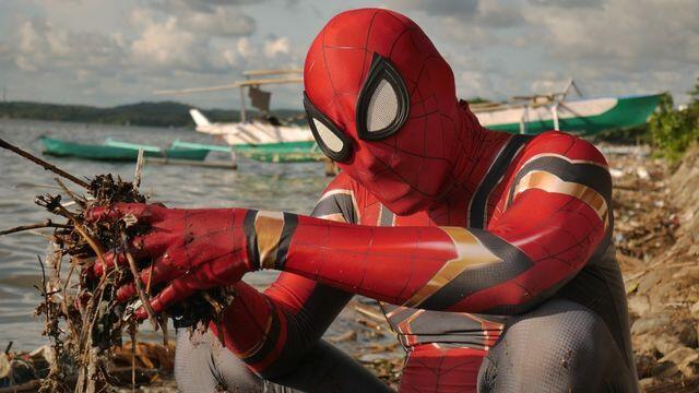 Spiderman Yang Mungut Sampah Gegerkan Dunia