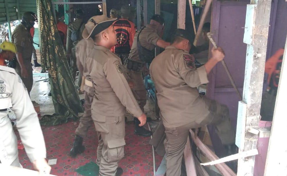 Warung Kopi Dibongkar, Satpol PP Temukan Kondom