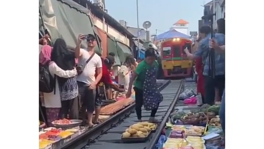 Penampakan Pasar Ekstream di Rel Kereta Api, Nyawa Jadi Taruhan! Mau Coba Belanja?